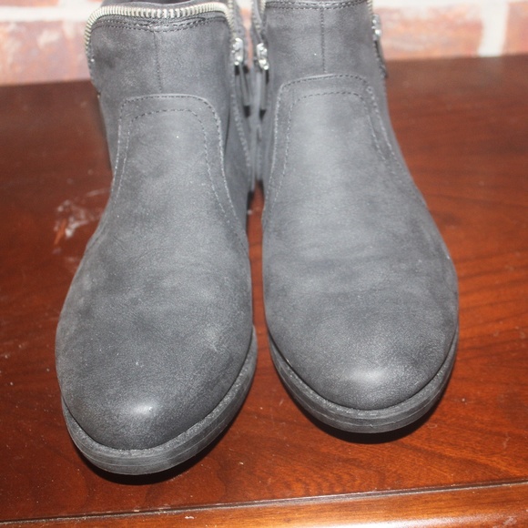 TC black faux suede ankle boots fringe zipper closure rubber sole sz 6 M EUC… - Picture 4 of 5